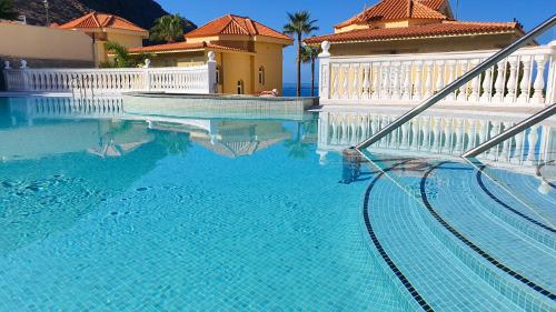 Grand Villa Blue Horizon in Los Cristianos, Ocean-Facing, Private Garden and Parking, 5 BR