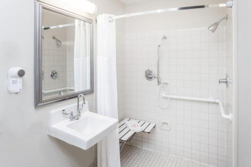 Baymont by Wyndham Peoria tesisinde bir banyo