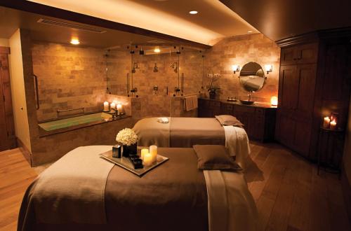 a bathroom with two beds and a bath tub at Golf Villa in Lighthouse Golf & SPA Resort in Balchik