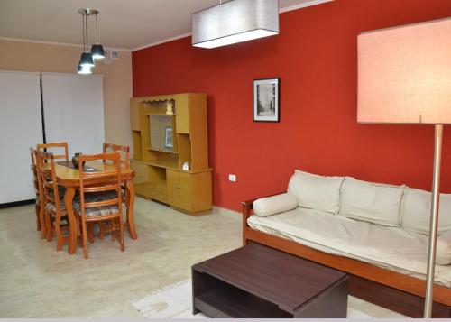 uma sala de estar com um sofá e uma mesa em Casa Rossi em Rafaela