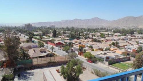 コピアポにあるAmoblados Copiapoの建物や木々が並ぶ市街の景色