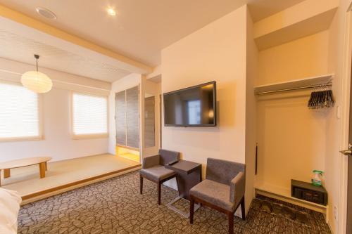 TV a/nebo společenská místnost v ubytování Hotel M's Plus Shijo Omiya