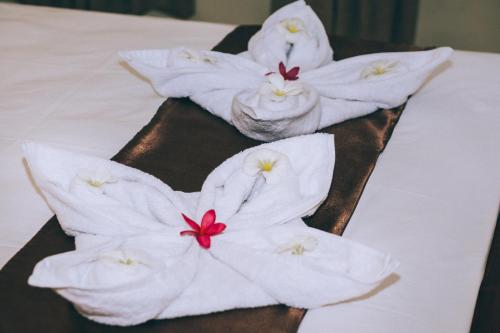 un grupo de toallas sentadas encima de una cama en Nerima Hut Lembongan, en Nusa Lembongan
