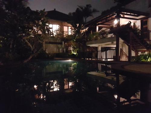 La alberca dentro o cerca de Jos & Hanny Homestay