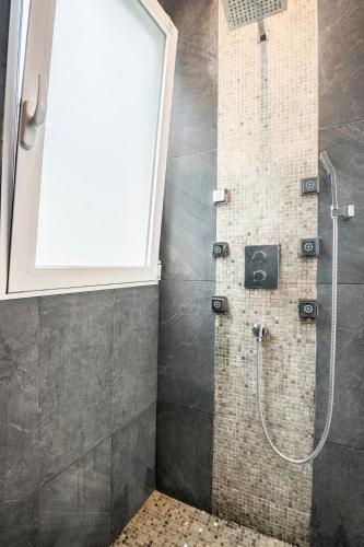 Ruzafa apartment with a hot tub