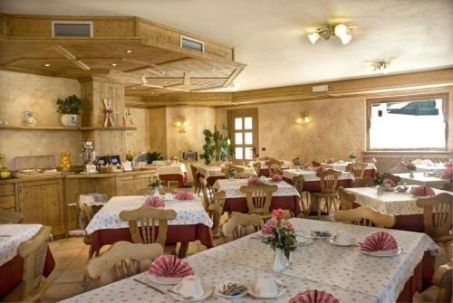 A restaurant or other place to eat at Hotel Costanza Mountain Holiday