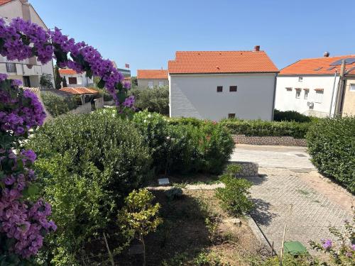 Walk to beach 2BR center, Zrce bus, parking
