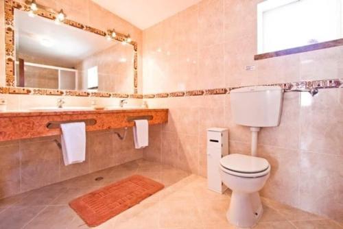 Villa in Albufeira with private pool 800m from Beach