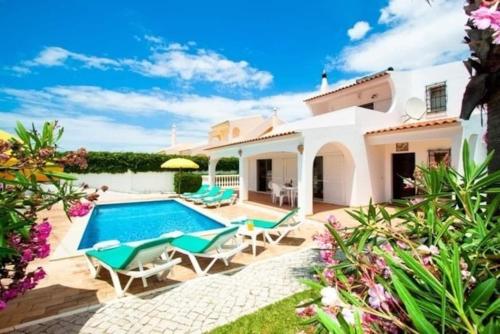 Villa in Albufeira with private pool 800m from Beach
