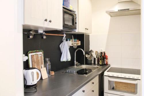 Small comfortable nest near Montparnasse