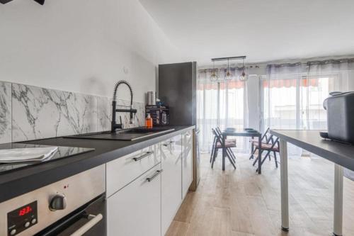 Bright apartment with a view in Antibes