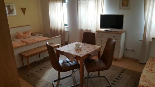 a small room with a table and a bed at Internationales Gästehaus Leipzig in Leipzig