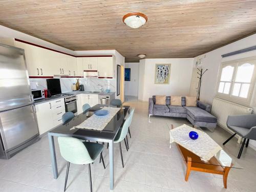 Villa "Jane", quiet, luxurious, family friendly, spacious, close to the beach!