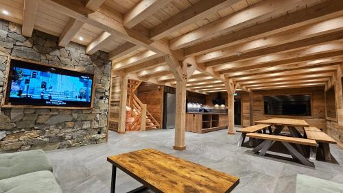CHALET ALTITUDE 808 piscine intérieure, 9 chambres