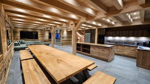 CHALET ALTITUDE 808 piscine intérieure, 9 chambres