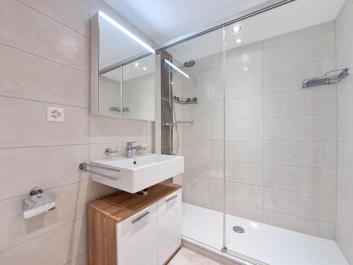 Apartment Les Ambassadeurs B 3 by Interhome