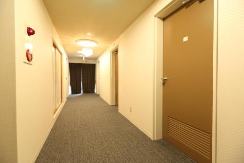 a corridor of a hallway with a hallway at Hotel Hana Ichirin in Kanazawa