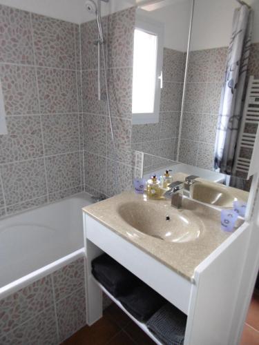 a bathroom with a sink and a bath tub at Les Terrasses de Valensole in Valensole