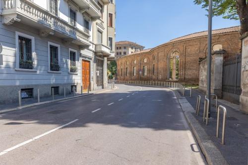 Central Milan - 2 private units for 4 - AC & WiFi
