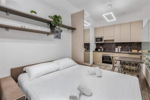 Central Milan - 2 private units for 4 - AC & WiFi