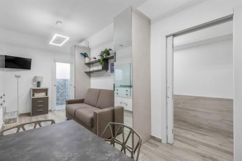 Central Milan - 2 private units for 4 - AC & WiFi