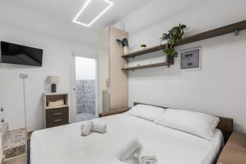Central Milan - 2 private units for 4 - AC & WiFi