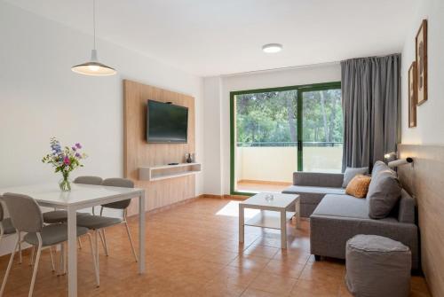 Spacious Garden View Apartment with Pool