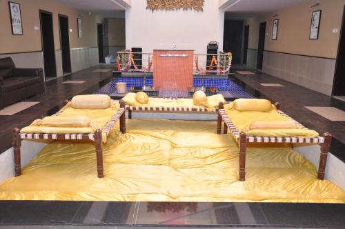 Posezení v ubytování Goverdhan Greens Resort Dwarka l Hotels In Dwarka