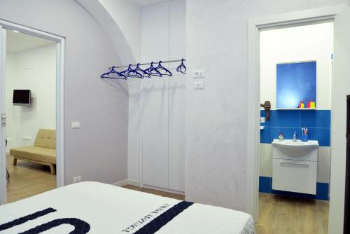 カステッランマーレ・デル・ゴルフォにあるCasa Tizianaのベッドルーム(ベッド1台、シンク、鏡付)