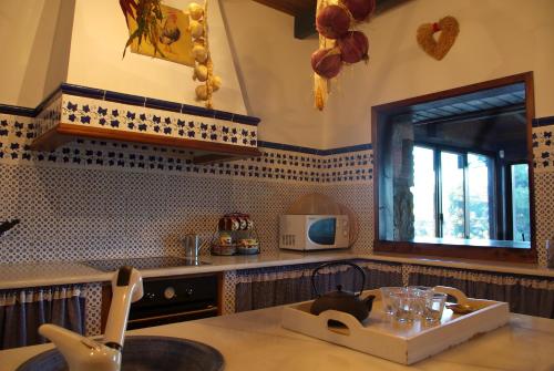 una cocina con mesa y ventana. en Saint Bernard, en Robledo de Chavela