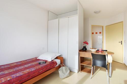 En eller flere senge i et værelse på Neoresid - Résidence Le Valencey