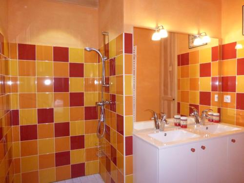 une salle de bain avec deux lavabos et une douche dans l'établissement Chalet Le Villard, à Enchastrayes