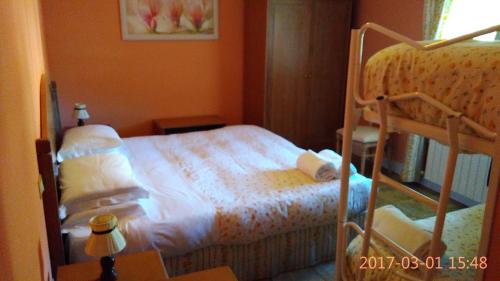 ペスココスタンツォにあるAzienda Agrituristica Giulianaのベッドルーム1室(二段ベッド1組付)