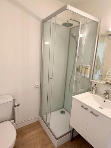 Small bright retreat - free parking