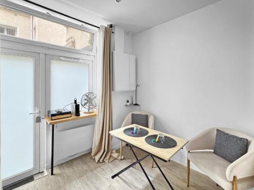 Studio 18m2 - 3 min à pied des Champs et metro
