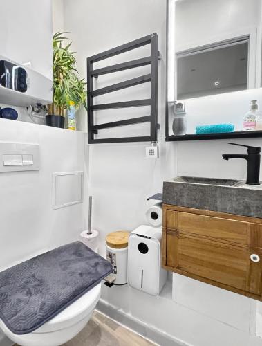 Studio 18m2 - 3 min à pied des Champs et metro