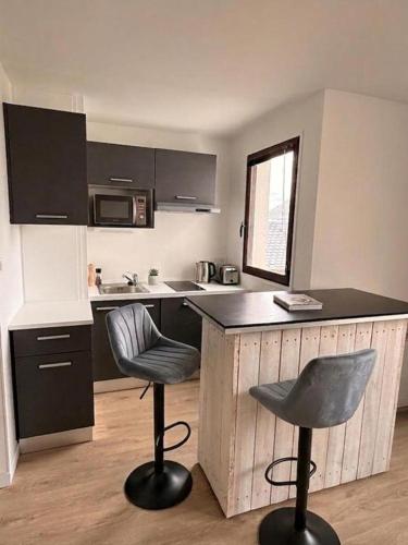 Small bright retreat - free parking