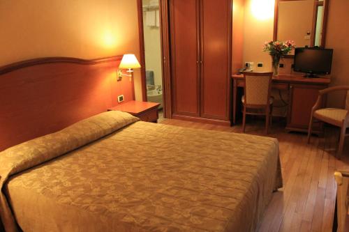 Ένα ή περισσότερα κρεβάτια σε δωμάτιο στο Hotel Terminal