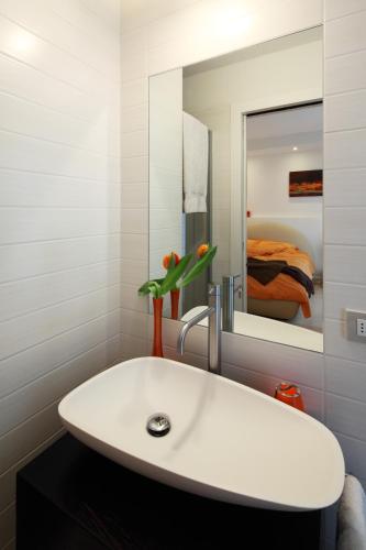 a bathroom with a white sink and a mirror at Ca degli Artisti in Trevignano