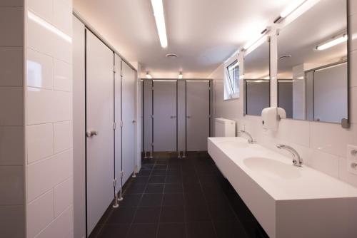 baño con 2 lavabos, espejos y puestos en Auberge des 3 Fontaines en Bruselas
