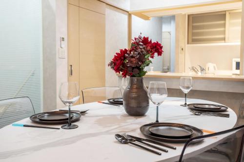 New! Near Umeda! Maison le noir 黒崎 中崎町のアート街-天満のグルメ街に隣接 中崎町駅徒歩2分 3階建て一棟貸切 最大8名