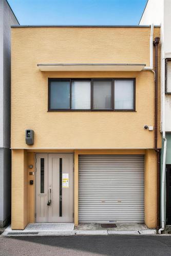 New! Near Umeda! Maison le noir 黒崎 中崎町のアート街-天満のグルメ街に隣接 中崎町駅徒歩2分 3階建て一棟貸切 最大8名