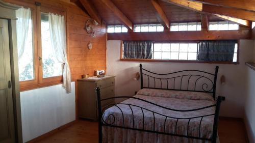 クアルトゥ・サンテーレナにあるCasa Vacanze Paolaの窓付きの部屋にベッド付きのベッドルーム1室があります。