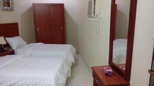 Un pat sau paturi într-o cameră la Nice Suites & Hotels