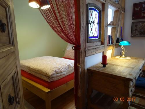ein Schlafzimmer mit einem kleinen Bett und einem Fenster in der Unterkunft "Zur Schmücke 69" in Ilmenau