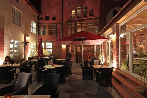 Um restaurante ou outro lugar para comer em Romantik Hotel Scheelehof Stralsund