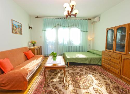 sala de estar con sofá y cama en Apartment Josip 933 en Fažana