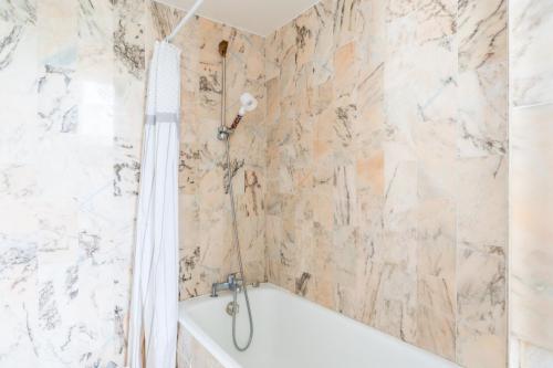 Cozy 1BDR Apartment for 4 Near Champs-Elysees