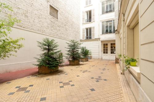 Cozy 1BDR Apartment for 4 Near Champs-Elysees