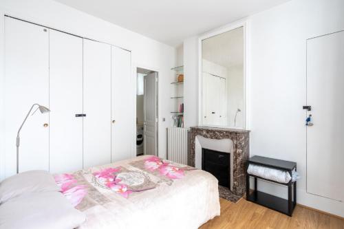 Cozy 1BDR Apartment for 4 Near Champs-Elysees